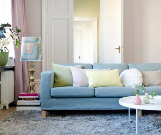 Patone-Color-of-the-Year-Rose-Quartz-Serenity-Pale-Pink-Blue-Living-Room-e1449755271801